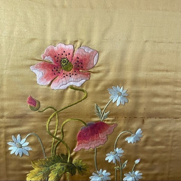 CHINESE silk embroidery of wild poppies and daisies on gold silk. Rare fine art. - Picture 6 of 11